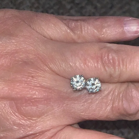 Brand new Moissanite 2.0 carat .925 Studs - Picture 4 of 9